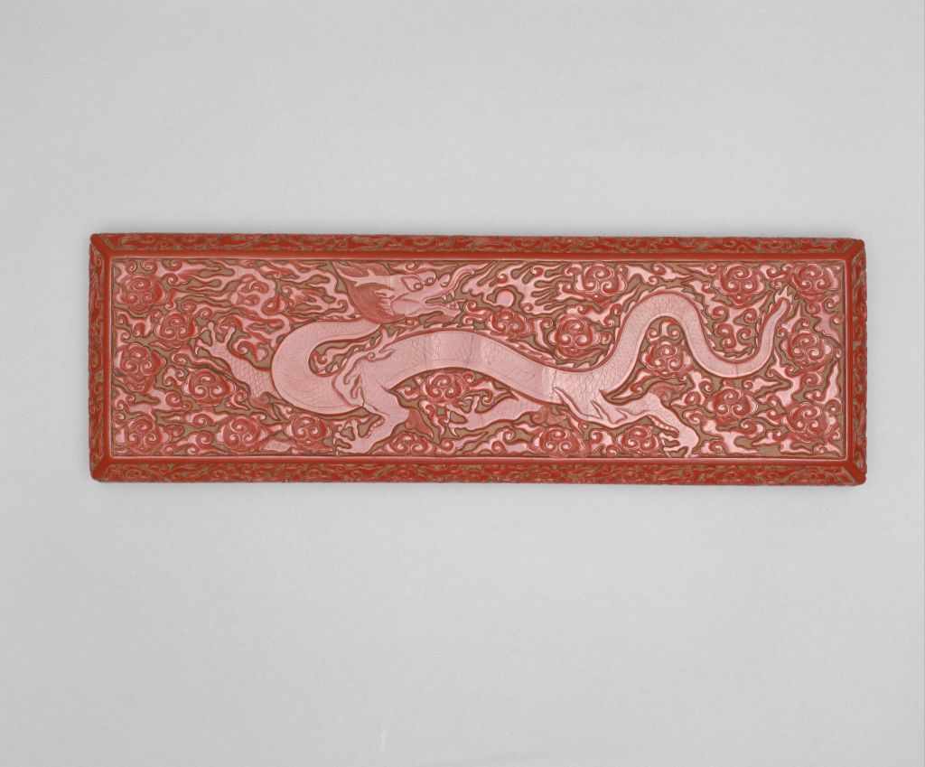 图片[2]-A rectangular box with red cloud and dragon patterns-China Archive